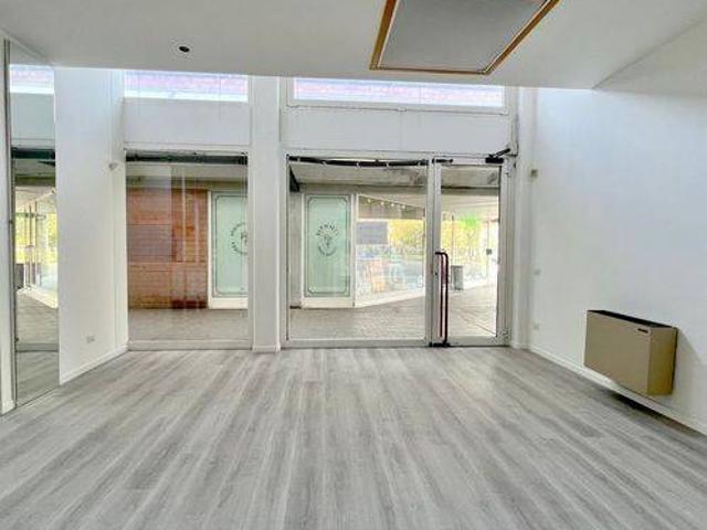 Locale Commerciale in affitto a Ovest, Brenzone