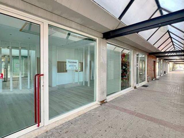 Locale Commerciale in affitto a Ovest, Brenzone