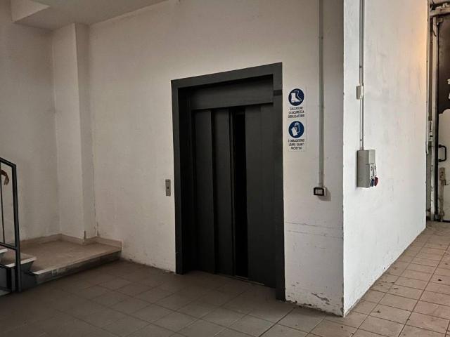 Locale Commerciale in affitto a Sud, Brenzone