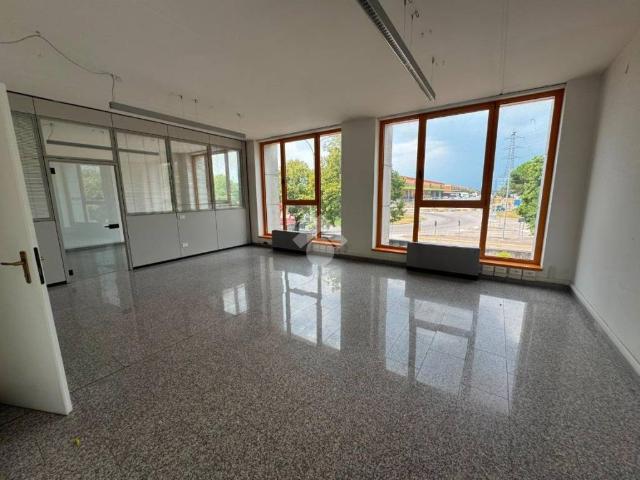 Locale Commerciale in affitto a Sud-Ovest, Brenzone