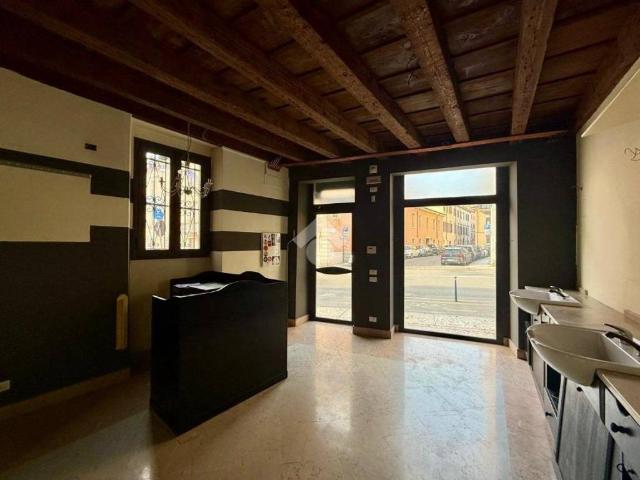 Locale Commerciale in affitto a Centro storico, Brenzone