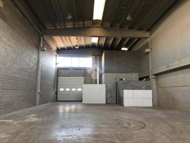 Locale Commerciale in affitto a Verona