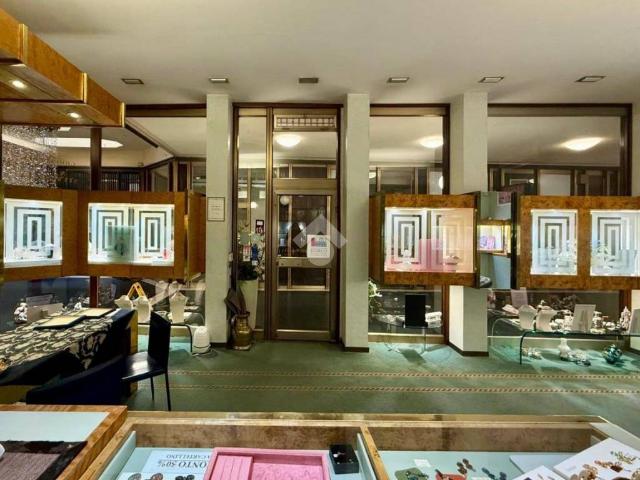 Locale Commerciale in affitto a Centro storico, Brenzone