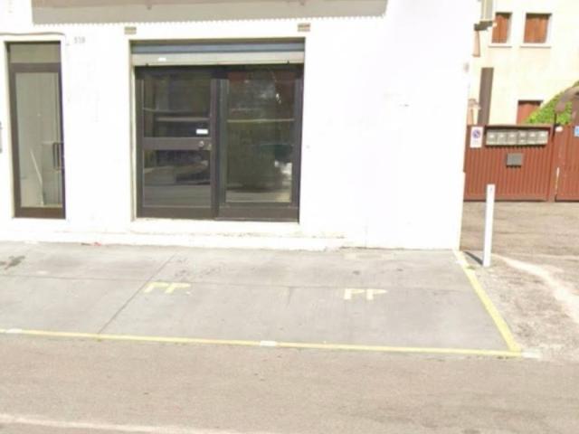 Locale Commerciale in vendita a Sud, Brenzone