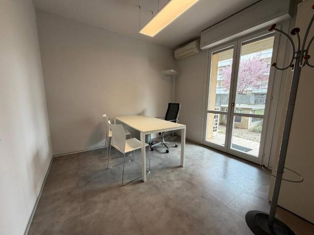 Locale Commerciale in affitto a Ovest, Brenzone