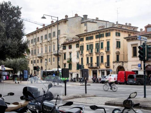 Locale Commerciale in affitto a Centro storico, Brenzone