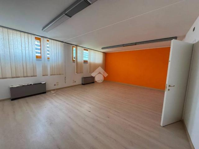 Locale Commerciale in affitto a Sud-Ovest, Brenzone