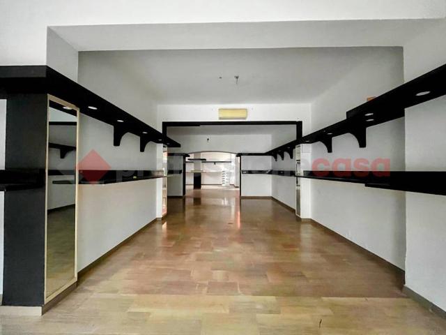 Locale Commerciale in affitto a Est, Brenzone
