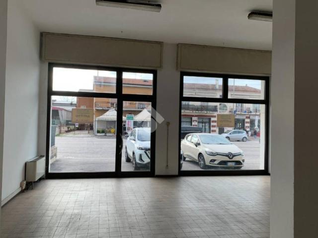 Locale Commerciale in affitto a Verona