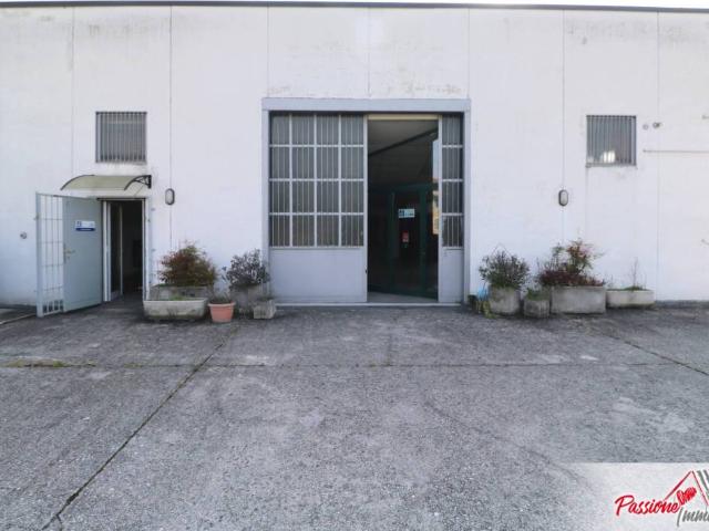 Locale Commerciale in affitto a Ovest, Brenzone
