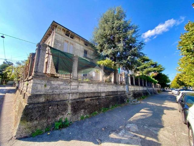 Locale Commerciale in affitto a Centro storico, Brenzone