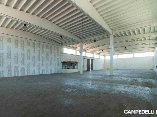 Locale Commerciale in affitto a Sud, Brenzone