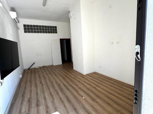 Locale Commerciale in affitto a Sud, Brenzone