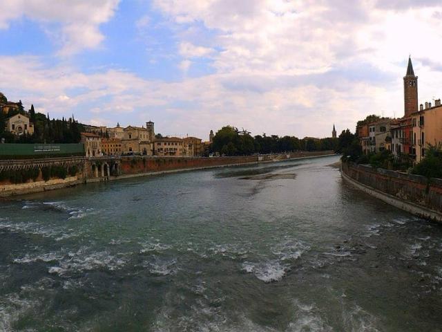 Locale Commerciale in affitto a Ovest, Brenzone