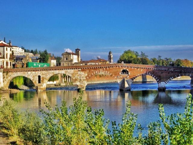 Locale Commerciale in affitto a Ovest, Brenzone