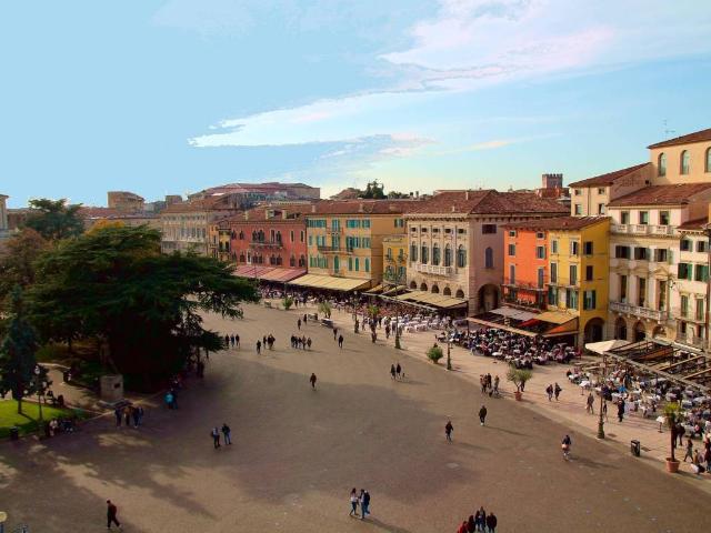 Locale Commerciale in affitto a Ovest, Brenzone