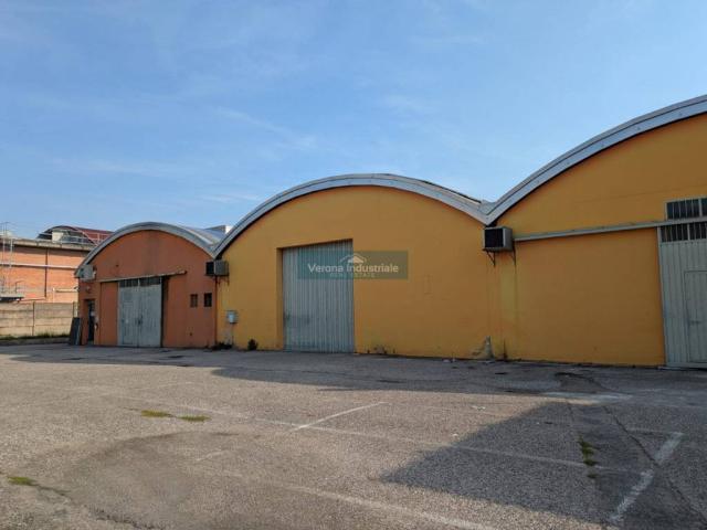 Locale Commerciale in affitto a Sud, Brenzone