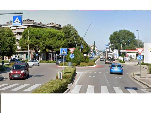 Locale Commerciale in affitto a Ovest, Brenzone