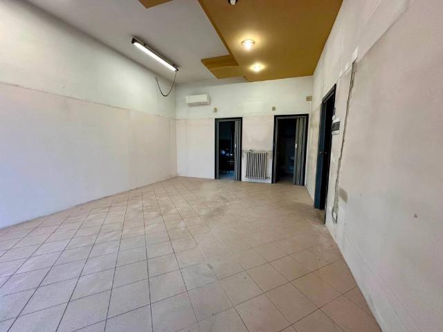 Locale Commerciale in affitto a Palazzina, Brenzone