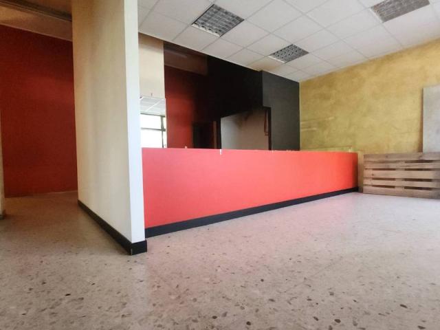Locale Commerciale in affitto a Sud-Ovest, Brenzone