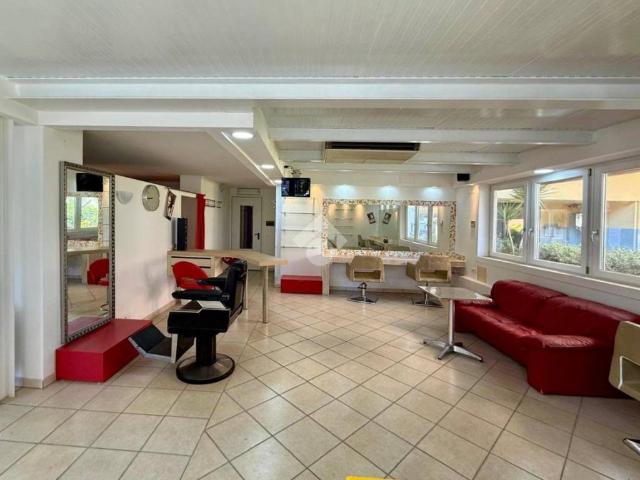Locale Commerciale in affitto a Ovest, Brenzone