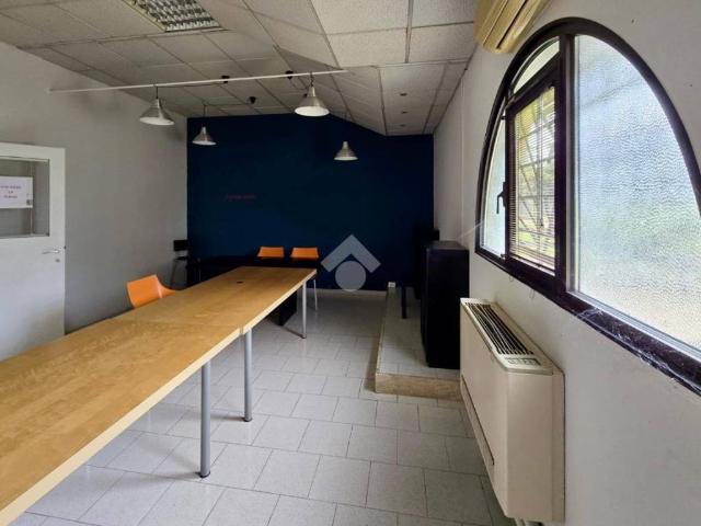 Locale Commerciale in affitto a Basson, Brenzone