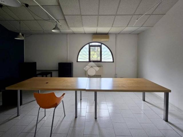 Locale Commerciale in affitto a Basson, Brenzone