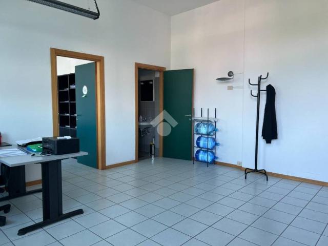 Locale Commerciale in affitto a Sud, Brenzone