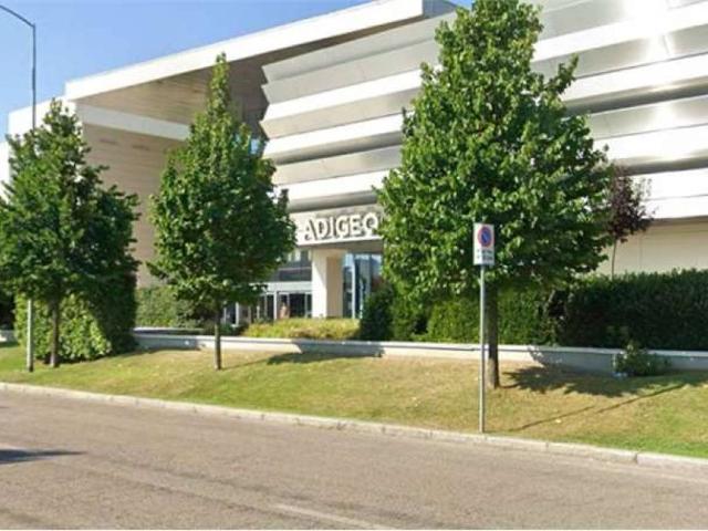 Locale Commerciale in affitto a Sud, Brenzone