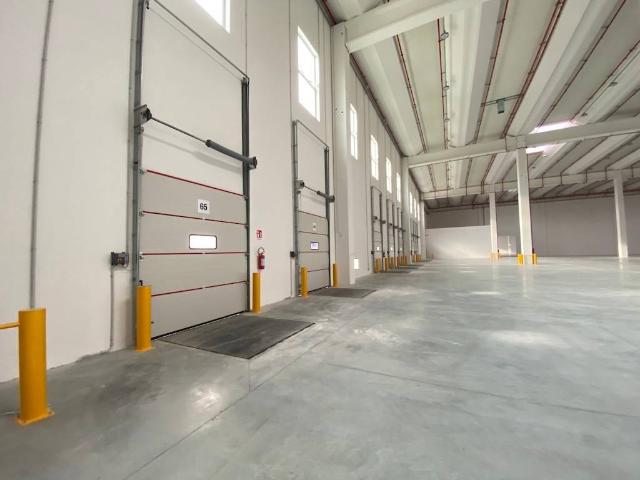 Locale Commerciale in affitto a Sud-Ovest, Brenzone