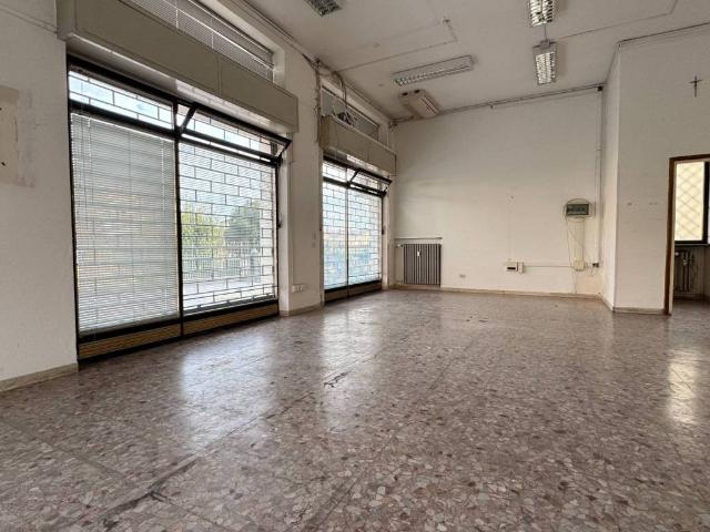 Locale Commerciale in affitto a Quinzano, Brenzone