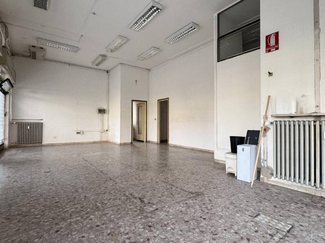 Locale Commerciale in affitto a Quinzano, Brenzone