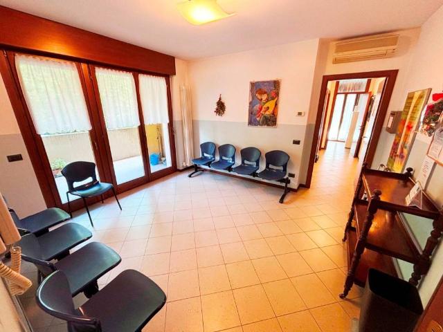 Locale Commerciale in affitto a Ovest, Brenzone