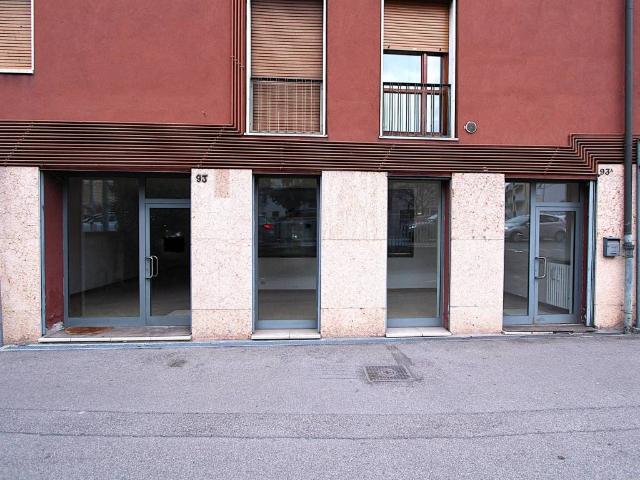 Locale Commerciale in affitto a Sud, Brenzone