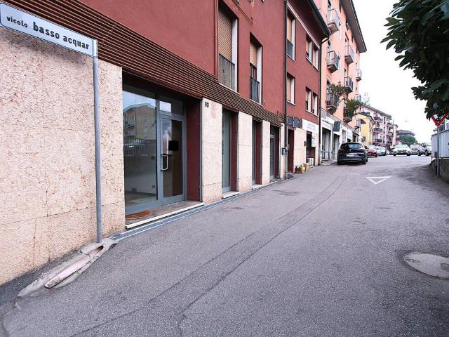 Locale Commerciale in affitto a Sud, Brenzone