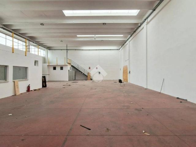 Locale Commerciale in affitto a Sud-Est, Brenzone