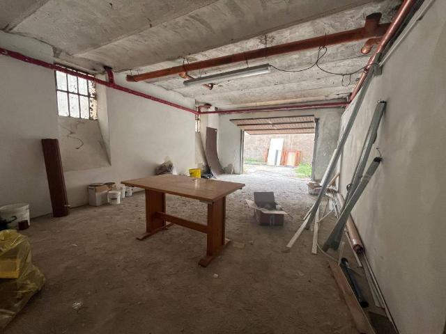 Locale Commerciale in affitto a Est, Brenzone