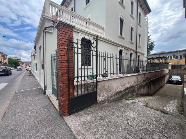 Locale Commerciale in affitto a Est, Brenzone