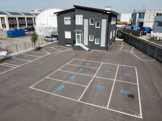 Locale Commerciale in affitto a Sud, Brenzone