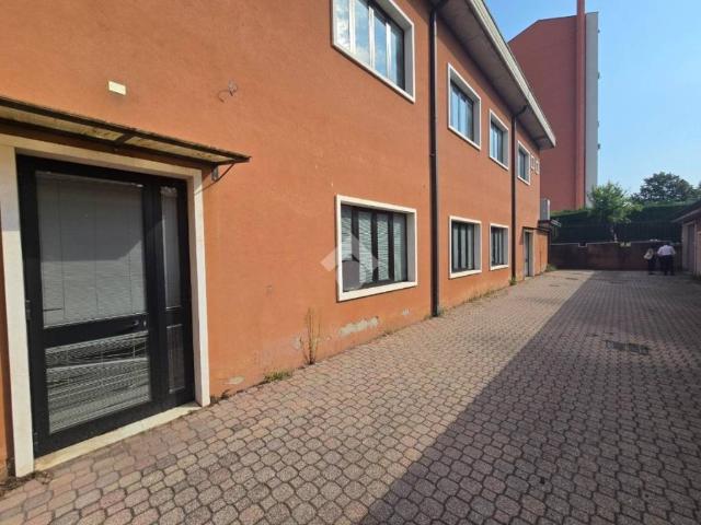 Locale Commerciale in affitto a Sud-Ovest, Brenzone
