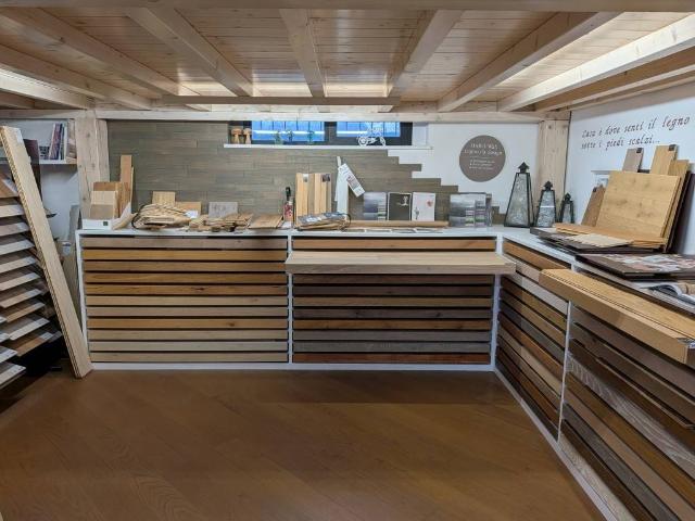Locale Commerciale in affitto a Nord-Est, Brenzone