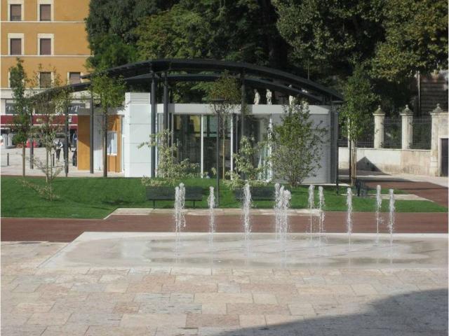 Locale Commerciale in affitto a Centro storico, Brenzone