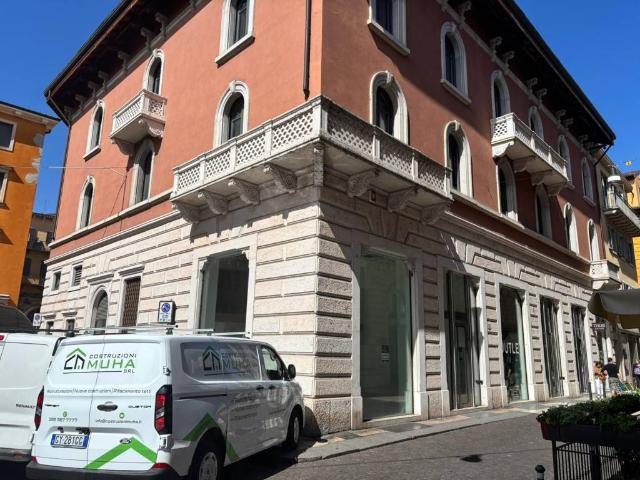 Locale Commerciale in affitto a Centro storico, Brenzone