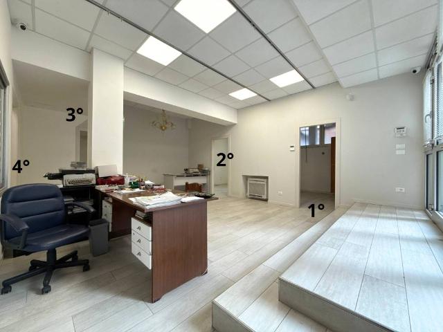 Locale Commerciale in affitto a Ovest, Brenzone