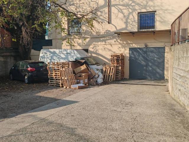 Locale Commerciale in affitto a Sud, Brenzone