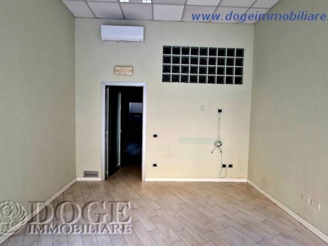 Locale Commerciale in affitto a Verona, San Zeno