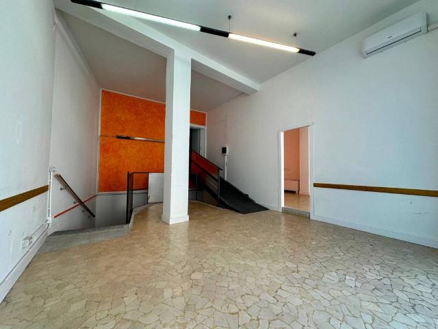 Locale Commerciale in affitto a Centro storico, Brenzone
