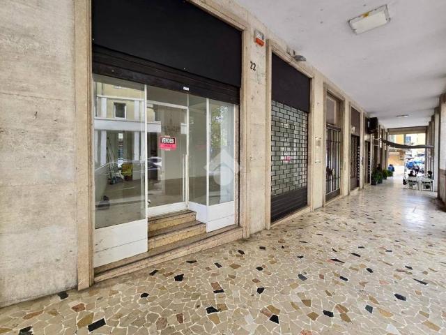 Locale Commerciale in affitto a Centro storico, Brenzone