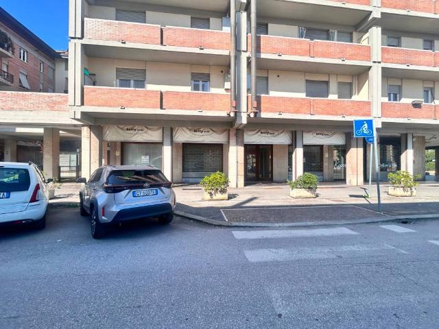 Locale Commerciale in affitto a Sud, Brenzone