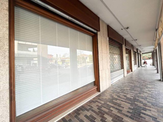 Locale Commerciale in affitto a Sud, Brenzone